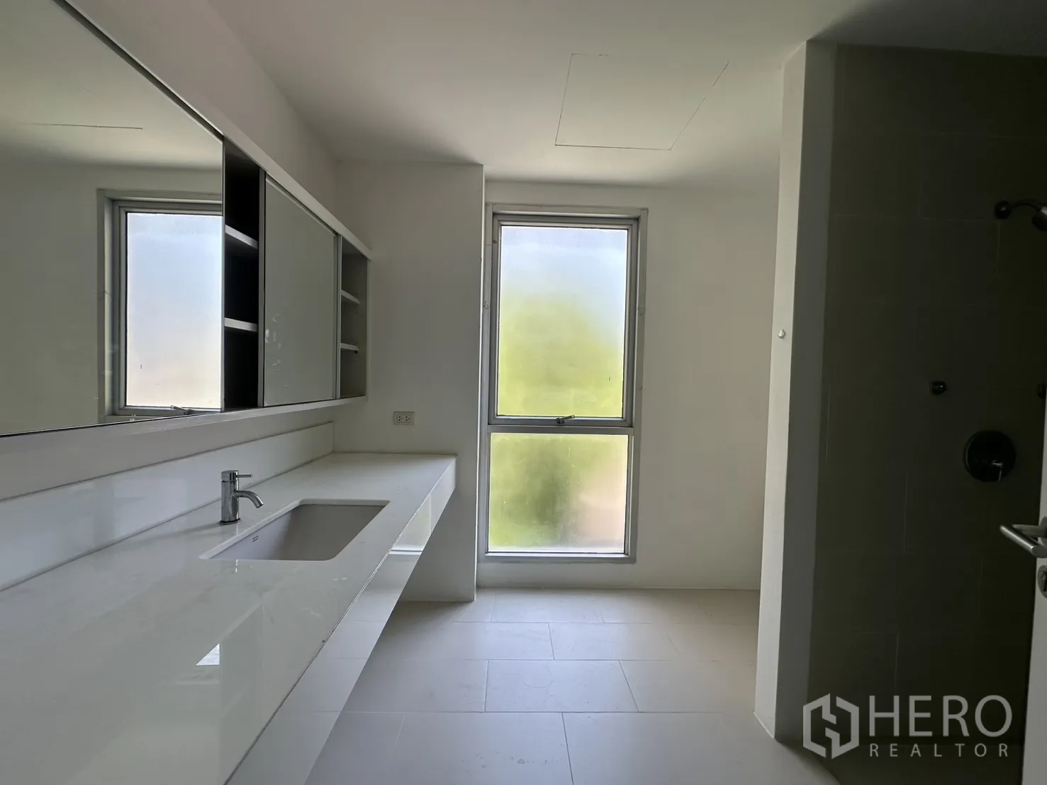 โฮมออฟฟิศ for rent in Phra Khanong, Bangkok - อีกมุมของห้องน้ำที่เห็นเคาน์เตอร์กว้างและหน้าต่าง.