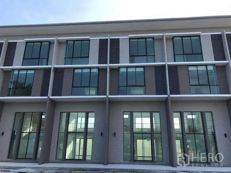 Home Office for rent in Lat Krabang, Bangkok - Row of modern three-storey home offices featuring full-height glazing.