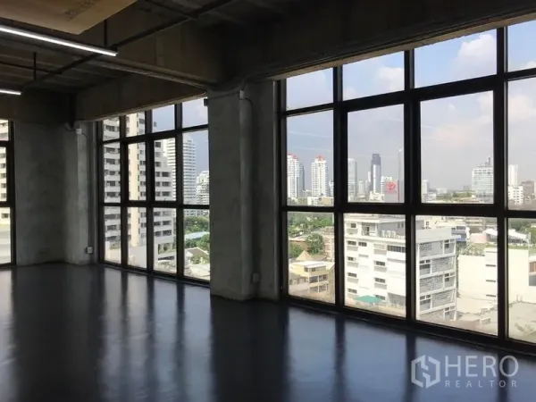Office Space for rent in Khlong Toei, Bangkok - Floor-to-ceiling windows offering Bangkok skyline views from a corner office.