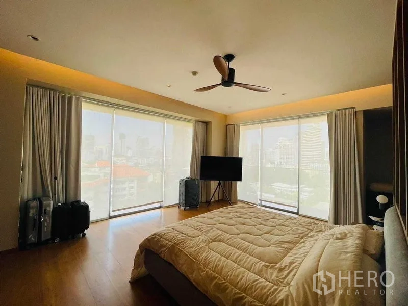 公寓 出租或出售在Watthana, Bangkok - 主卧大窗落地，可眺望城市天际线