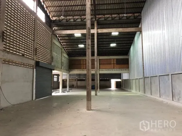 货栈 出租在Pathum Thani - 仓库内部大开间，高屋顶与混凝土地面。