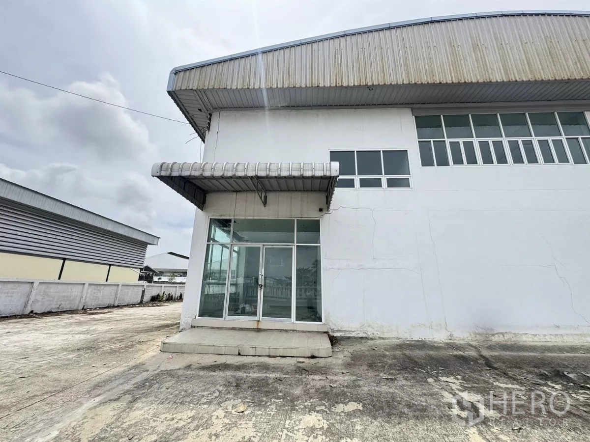 คลังสินค้า ขายในMueang Samut Prakan, Samut Prakan - ทางเข้าออฟฟิศกระจกที่มุมอาคาร พร้อมกันสาด