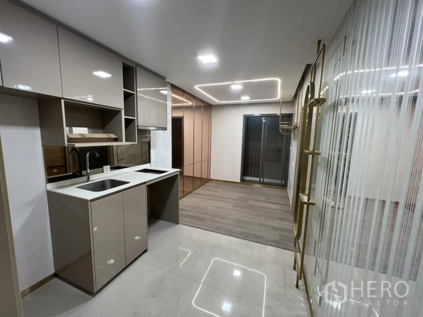 店屋 出租在Phra Khanong, Bangkok - 茶水间带定制橱柜与水槽，连通开放式工作区。