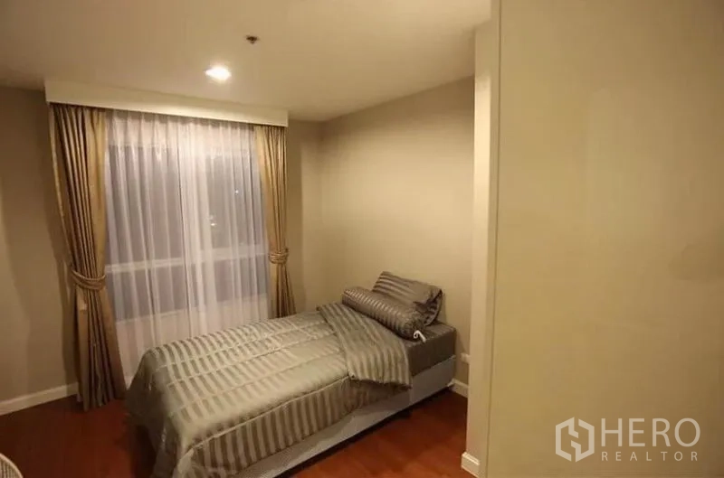 คอนโด ให้เช่าในHuai Khwang, Bangkok - ห้องนอนรองเตียงเดี่ยว หน้าต่างติดผ้าม่าน และพื้นไม้