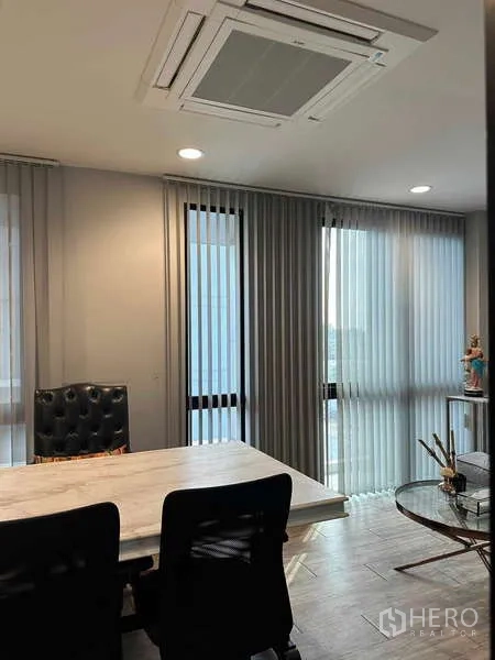 带办公室的家 出租在Bueng Kum, Bangkok - 经理独立办公室，大桌与高背椅，落地窗配百叶帘。