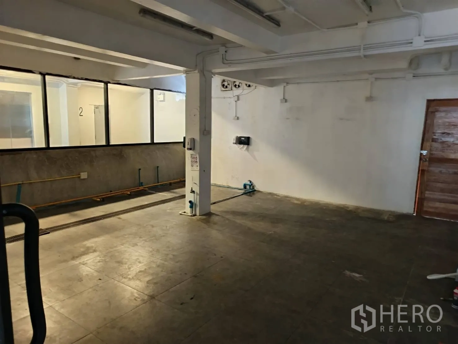 Retail Space for rent in Watthana, Bangkok - Back-of-house utility zone with white walls, window partition and visible plumbing lines.