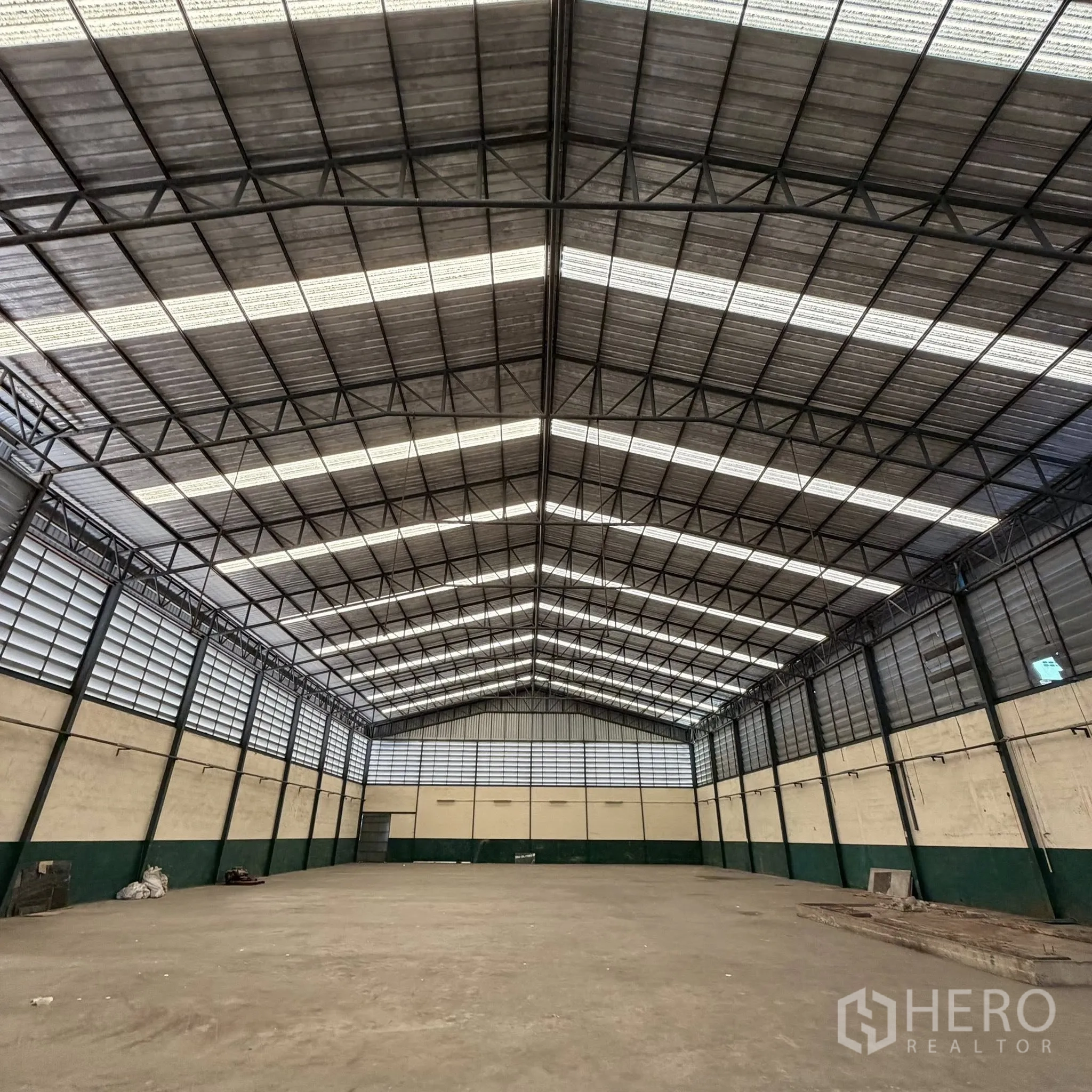 โรงงาน for rent in Phra Pradaeng, Samut Prakan - โกดังพื้นที่กว้างไร้เสากลาง หลังคาทรงจั่วพร้อมช่องระบายอากาศ