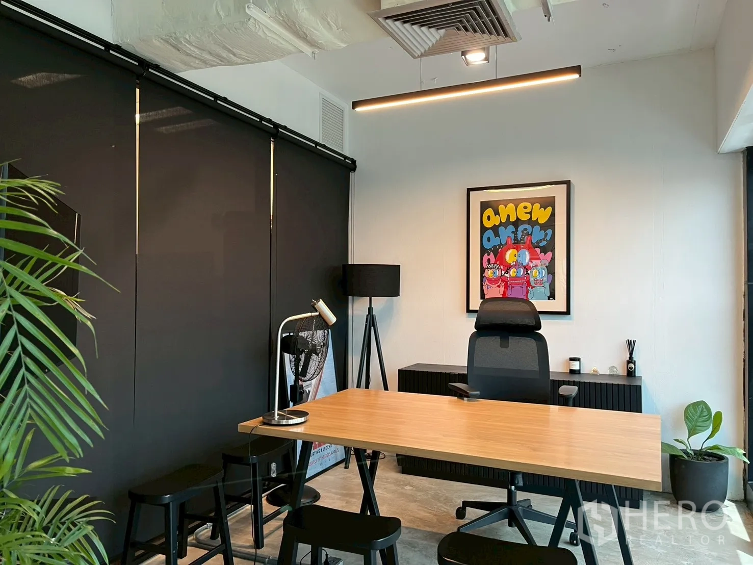 ออฟฟิศ for rent in Watthana, Bangkok - อีกหนึ่งห้องทำงานส่วนตัว โต๊ะไม้ ม่านบังแสงสีดำ โคมไฟทำงาน และต้นไม้ในกระถาง