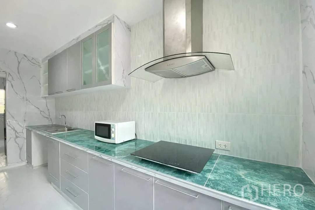 独栋房屋 for rent in Suan Luang, Bangkok - 厨房操作台配电磁炉、油烟机和微波炉。