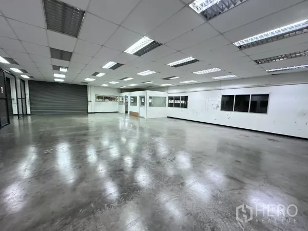 工厂 出售在Lat Krabang, Bangkok - 大型工业大厅，配装卸卷闸门及内侧窗。