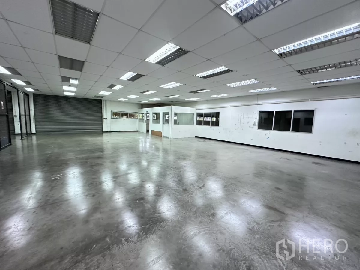 工厂 出售在Lat Krabang, Bangkok - 大型工业大厅，配装卸卷闸门及内侧窗。