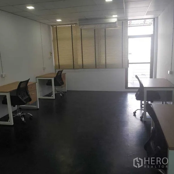 带办公室的家 出租或出售在Suan Luang, Bangkok - 安静工作间，配书桌、百叶窗与深色地板。
