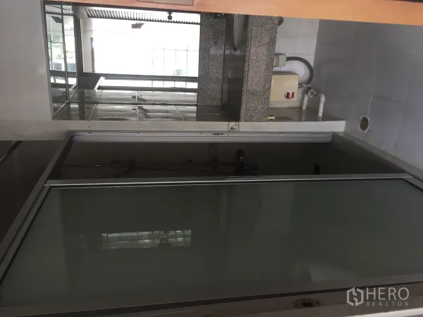 公寓 出租在Pathum Wan, Bangkok - 浴室设有浴缸与推拉玻璃隔断，花岗岩台面与大镜柜。