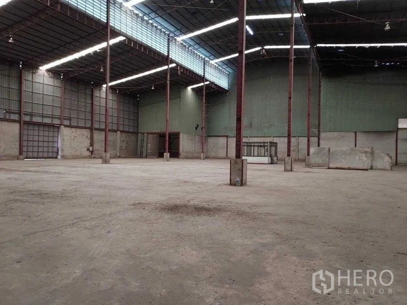 货栈 出租在Lat Lum Kaeo, Pathum Thani - 大面积无柱地面空间，配红色钢柱。