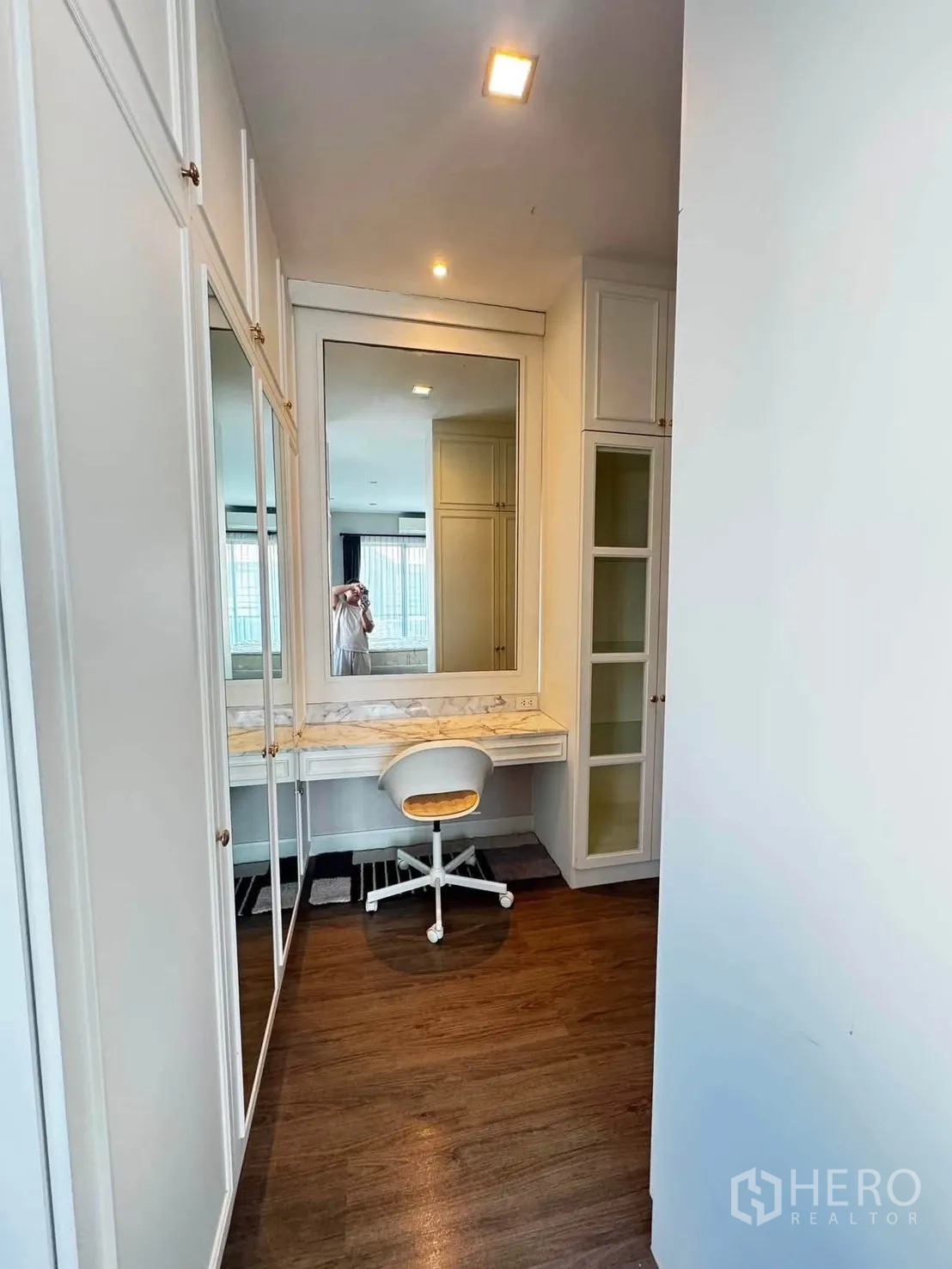 Detached House for rent in Saphan Sung, Bangkok - Walk-in dressing area with built-in wardrobes, a vanity desk, and a large mirror.