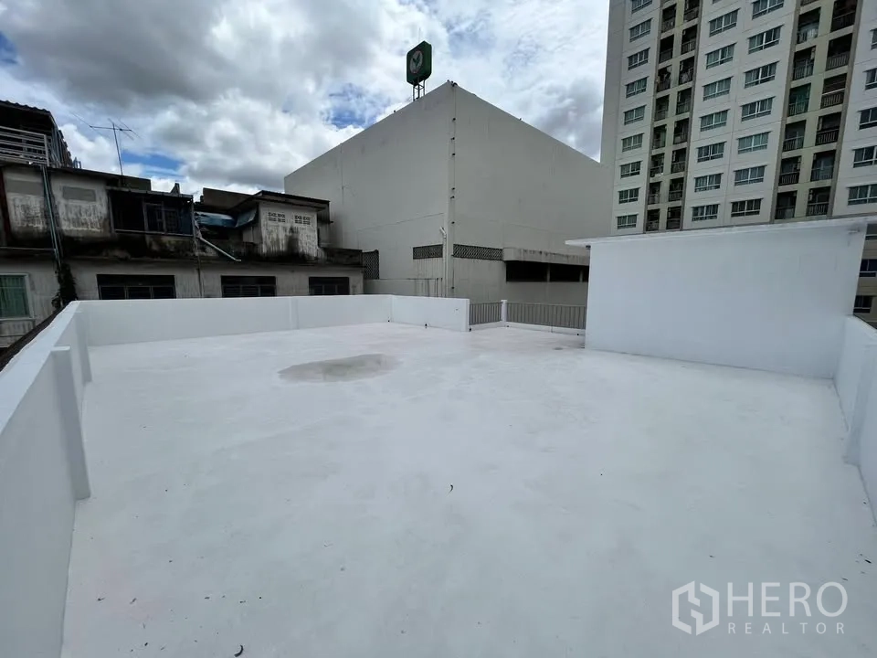 Detached House for rent in Suan Luang, Bangkok - Expansive rooftop deck with urban views and parapet walls.
