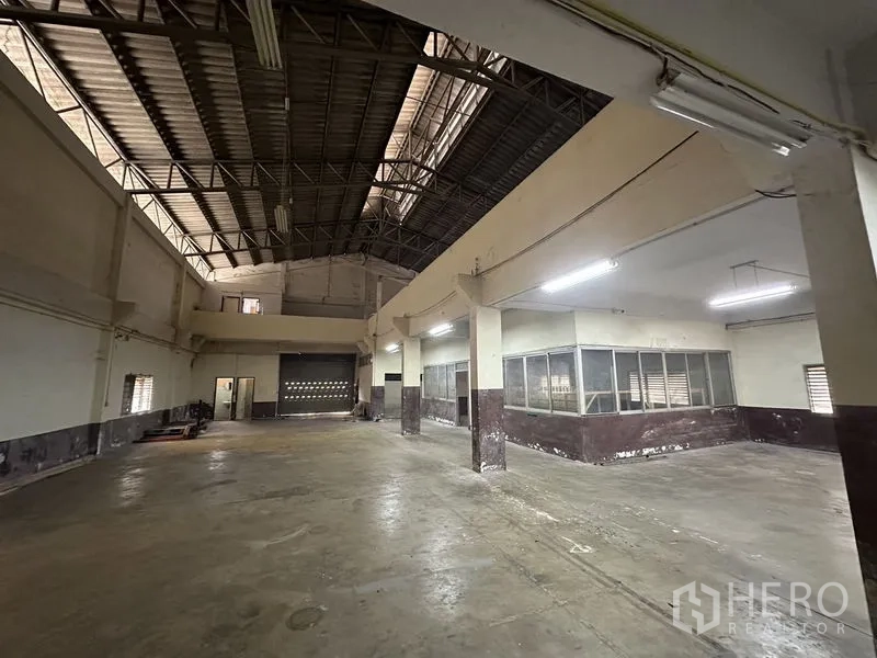 Factory for rent in Bang Bua Thong, Nonthaburi - Open production area with strip lighting and internal glass office.