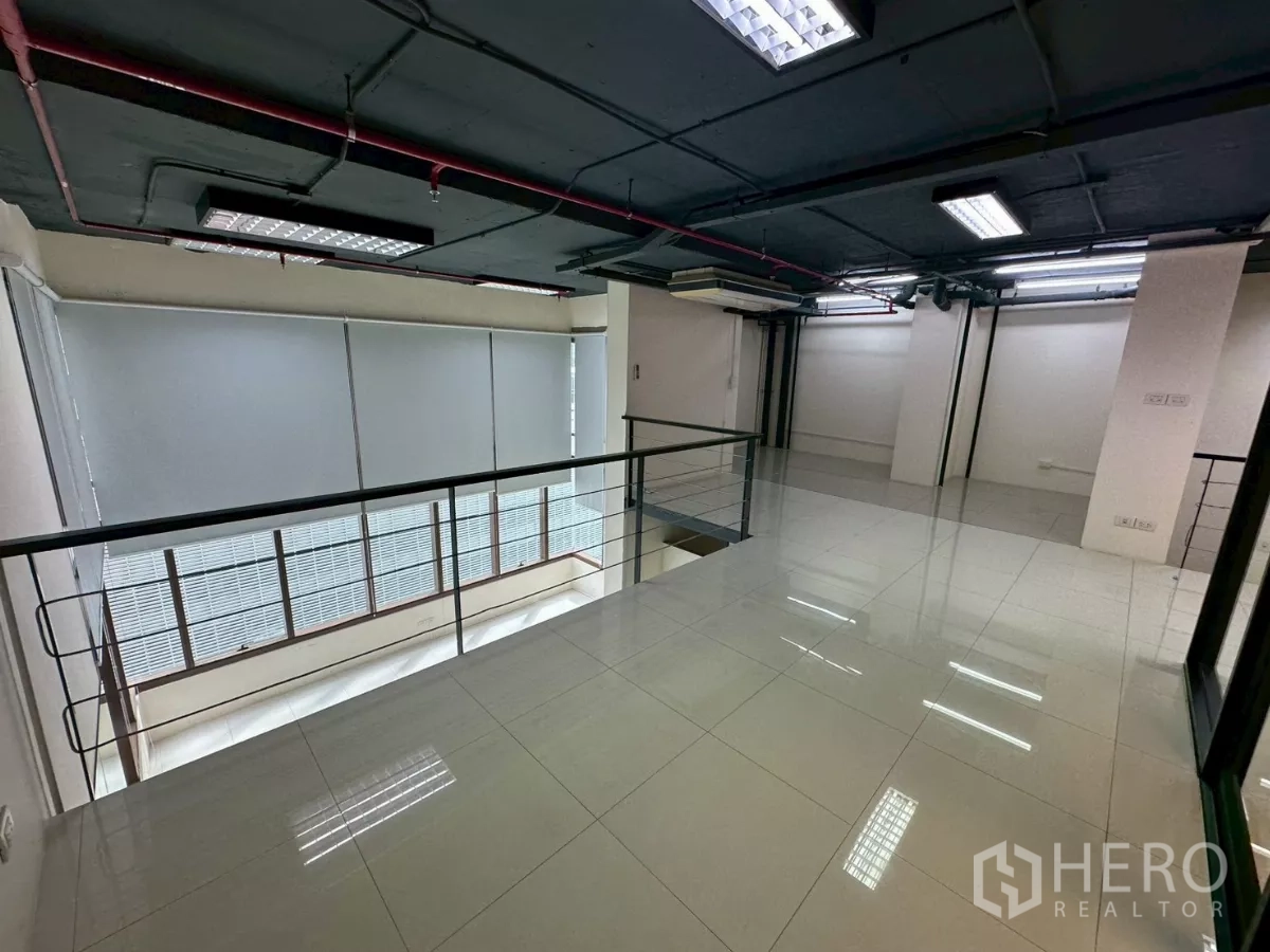 办公空间 出租在Khlong Toei, Bangkok - 宽阔夹层办公区，荧光灯与瓷砖地面。
