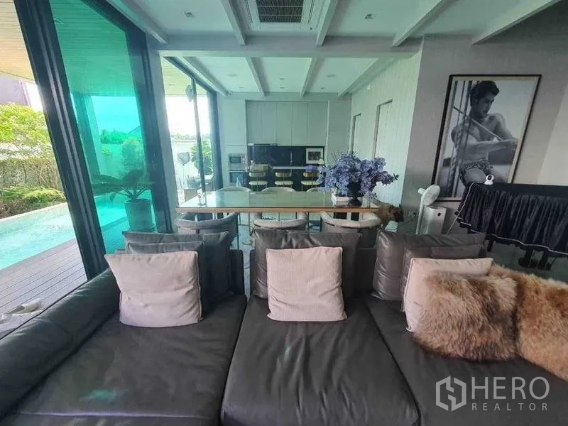 独立式住宅 出租或出售在Prawet, Bangkok - 客餐厨一体，推拉门直面泳池。