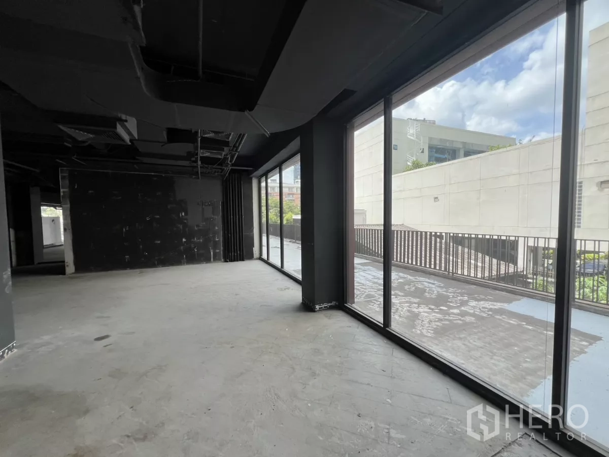 Retail Space for rent in Watthana, Bangkok - Corner retail area with wraparound windows opening to the terrace