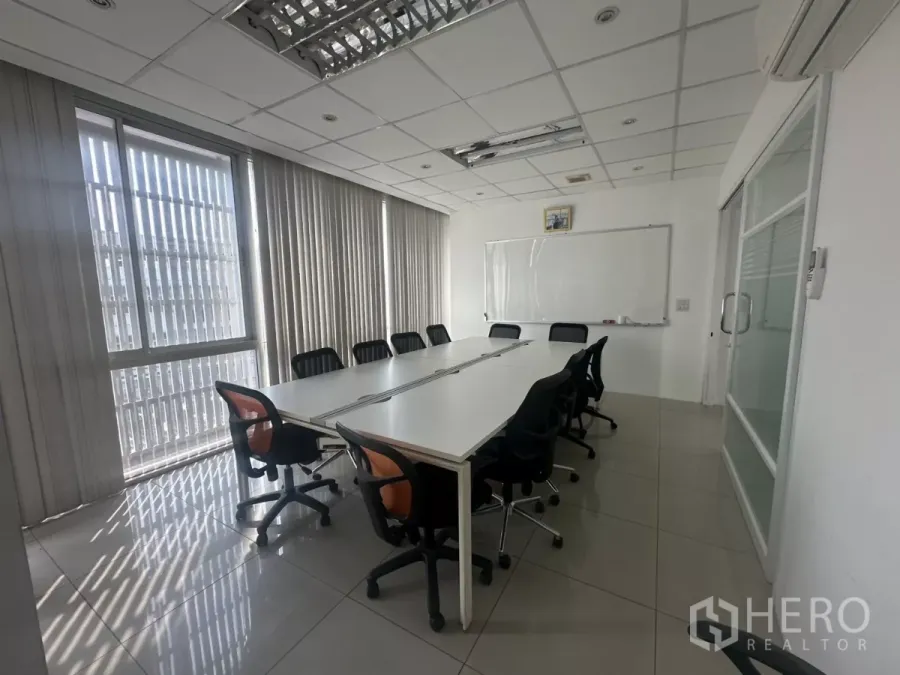 สำนักงาน ให้เช่าในHuai Khwang, Bangkok - ห้องประชุมมีหน้าต่างบานใหญ่ ม่านแนวตั้ง และโต๊ะประชุมทรงยาว