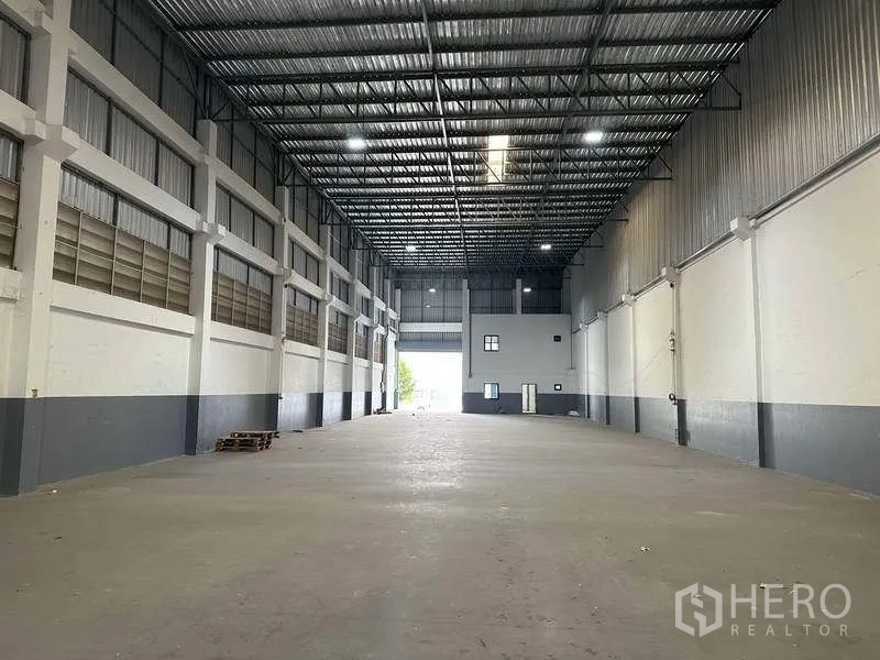 工厂 出租或出售在Bang Phli, Samut Prakan - 宽阔仓库内部，天窗采光与高棚照明，开阔地面
