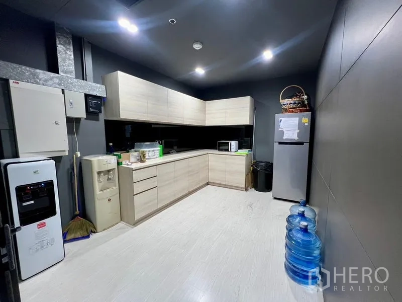 办公空间 出租在Watthana, Bangkok - 员工简易厨房，L形橱柜、冰箱和饮水设备。