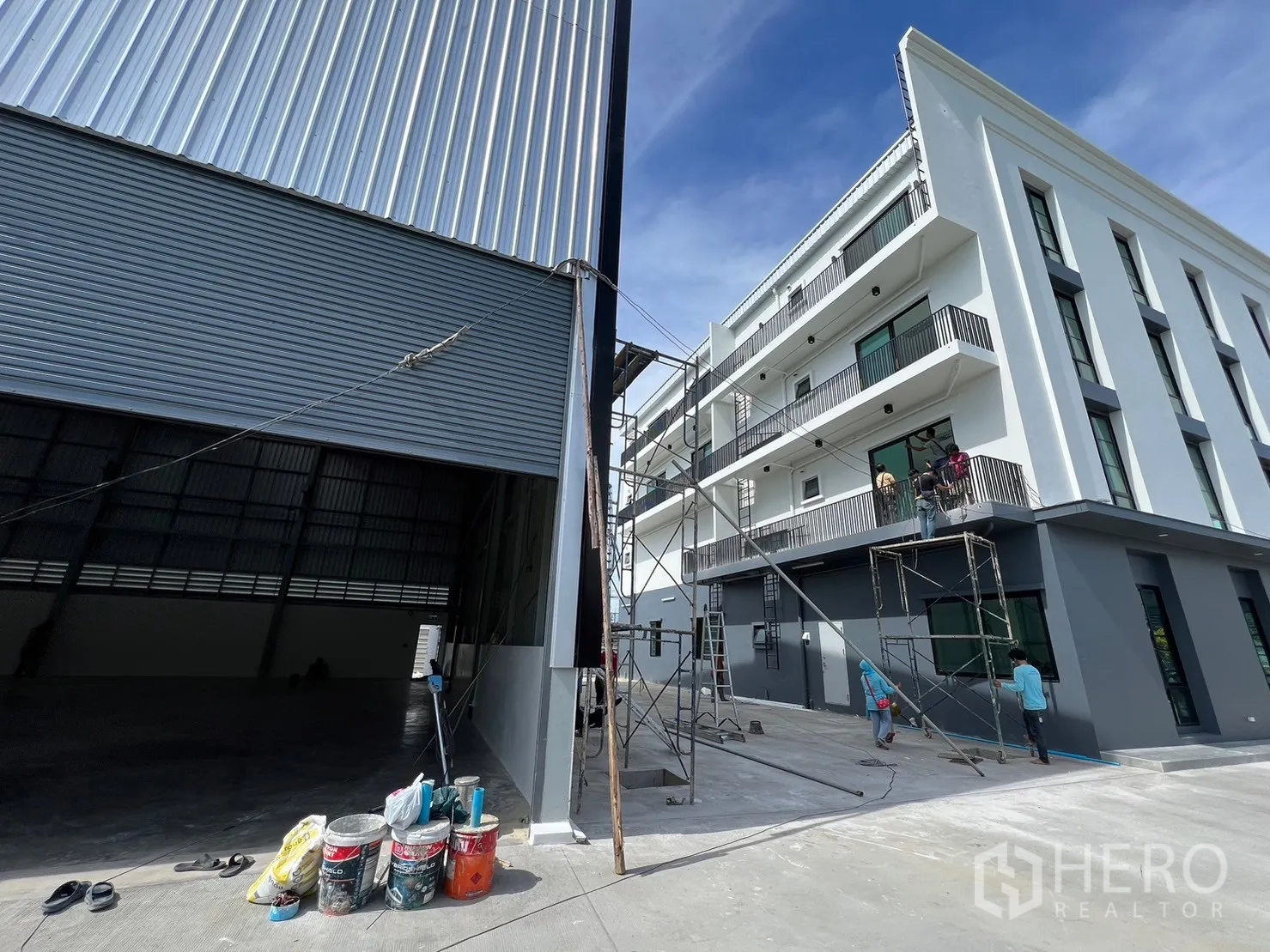 คลังสินค้า ให้เช่าในBang Sao Thong, Samut Prakan - ประตูโหลดสินค้าโกดังติดอาคารสำนักงานใหม่ มีระเบียงและนั่งร้าน