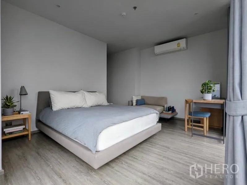 公寓 出租在Watthana, Bangkok - 宽敞卧室，配大床、书桌与空调。