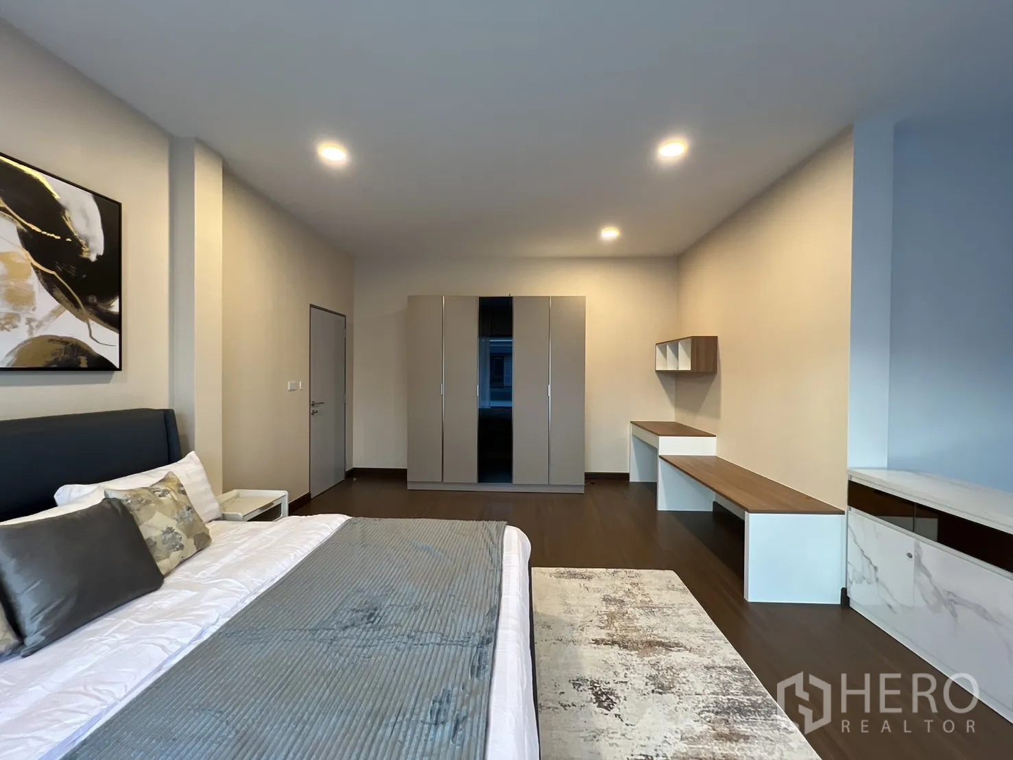 Detached House for rent or sale in Bang Phli, Samut Prakan - Master bedroom with wardrobes, vanity and generous floor space.