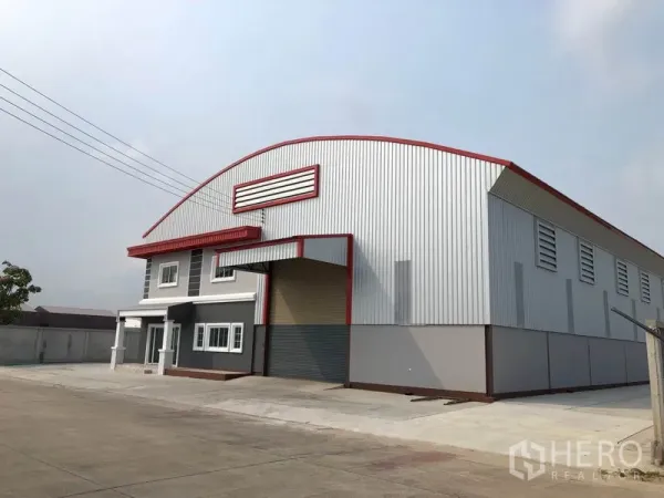 โรงงาน ให้เช่าหรือขายในBang Len, Nakhon Pathom - อาคารโรงงานโครงสร้างเหล็กสมัยใหม่ แต่งคิ้วแดง พร้อมออฟฟิศสองชั้นและลานคอนกรีตกว้าง