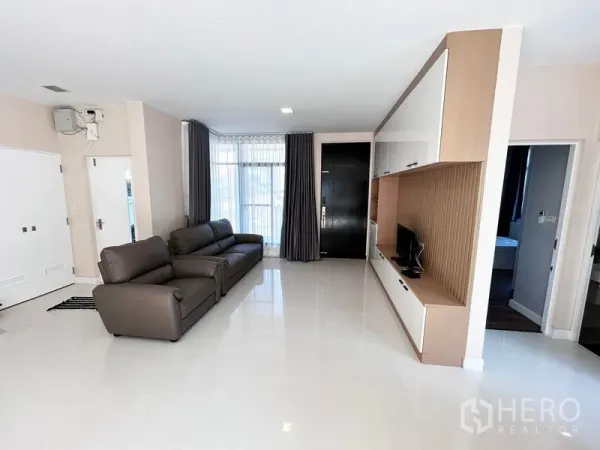 บ้าน ให้เช่าหรือขายในPrawet, Bangkok - ห้องนั่งเล่นสว่าง โซฟาหนัง และชั้นทีวีบิวท์อิน