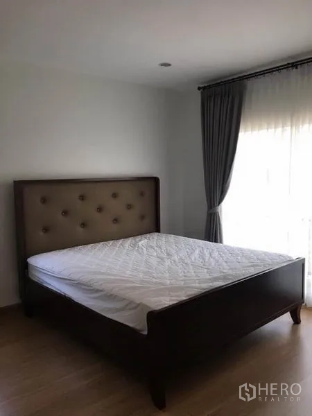 Detached House for rent in Suan Luang, Bangkok - Secondary bedroom with upholstered headboard and natural light from windows.