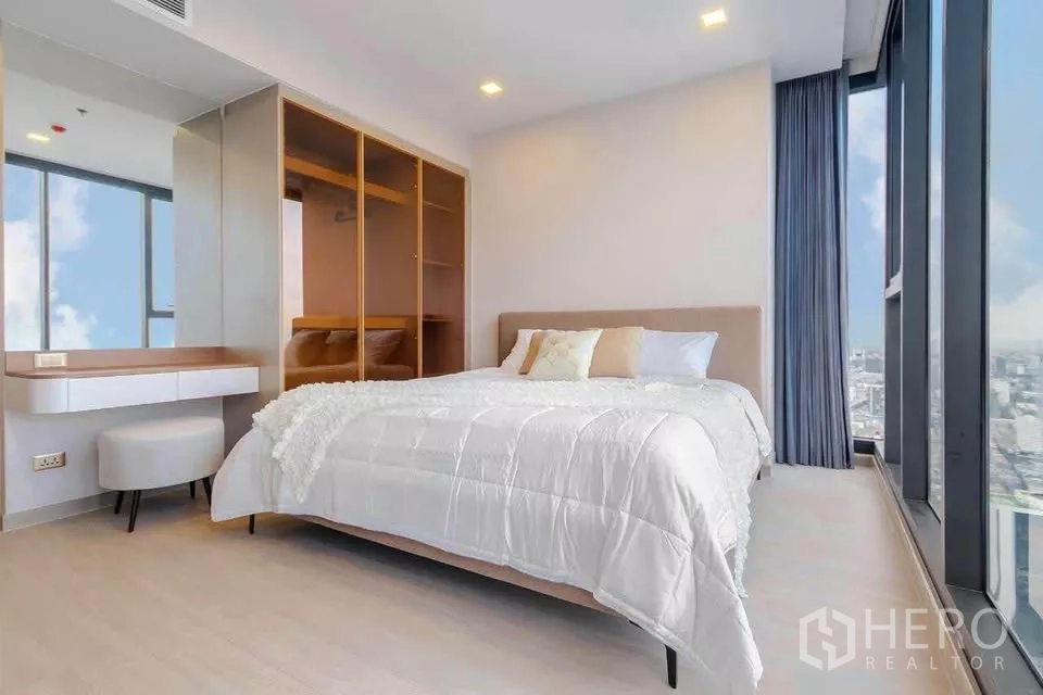 คอนโด ให้เช่าในHuai Khwang, Bangkok - ห้องนอนหลัก ตู้เสื้อผ้าแบบเปิด โต๊ะเครื่องแป้ง และกระจกเต็มสูง