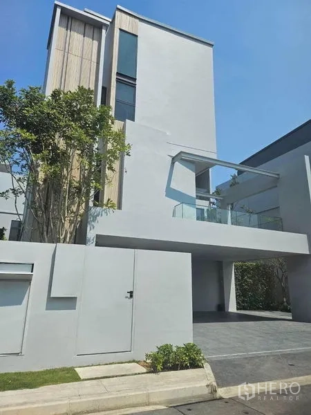Detached House for rent - Modern multi‑storey detached house facade with balcony and covered carport in Saphan Sung, Bangkok.