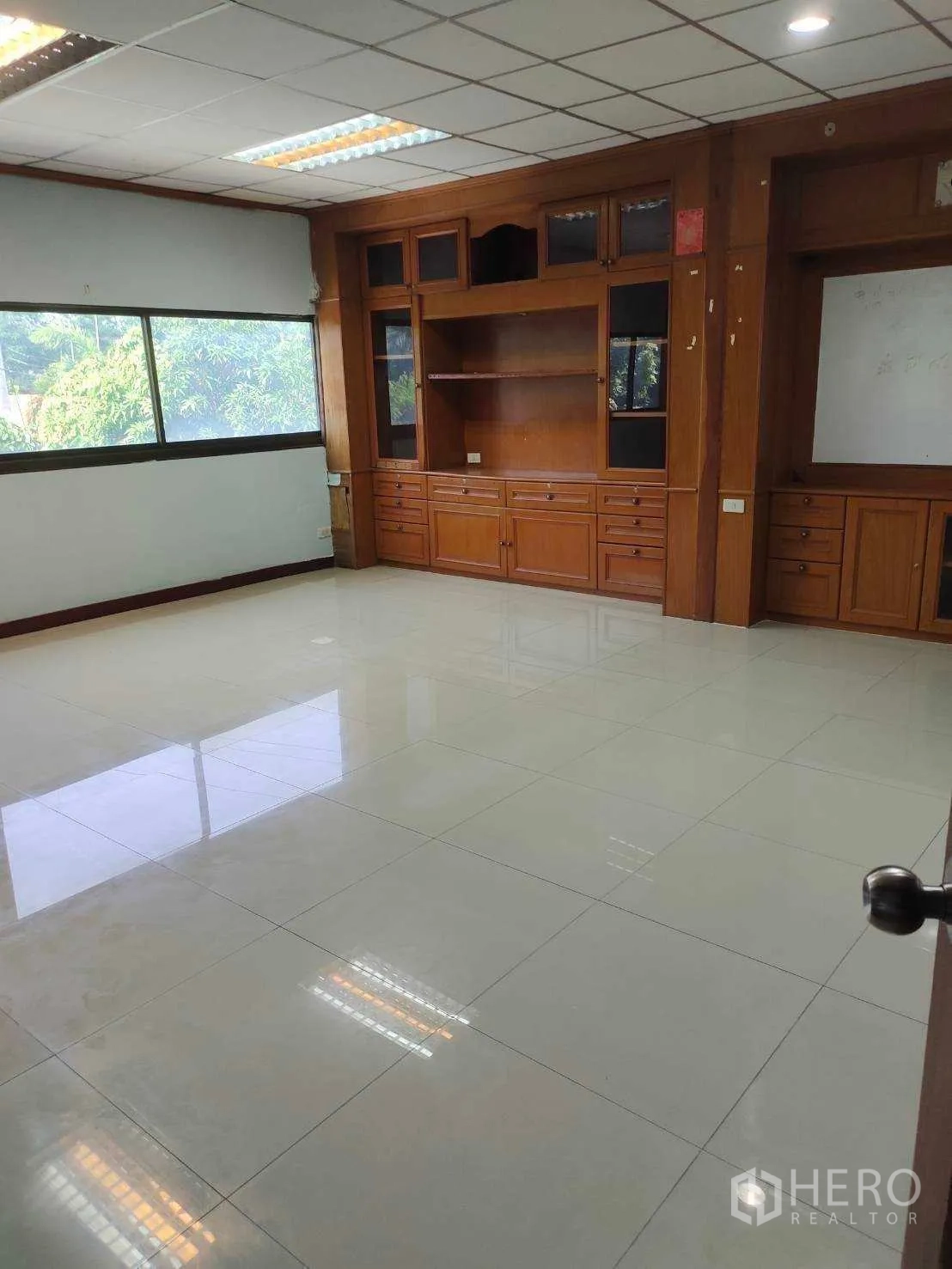 โรงงาน ขายในNikhom Phatthana, Rayong - ห้องทำงานส่วนตัวพร้อมตู้บิวต์อินไม้และหน้าต่างบานใหญ่