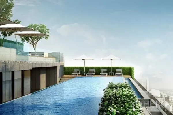 公寓 出售在Watthana, Bangkok - 屋顶泳池配躺椅与遮阳伞，可远望城市天际线。