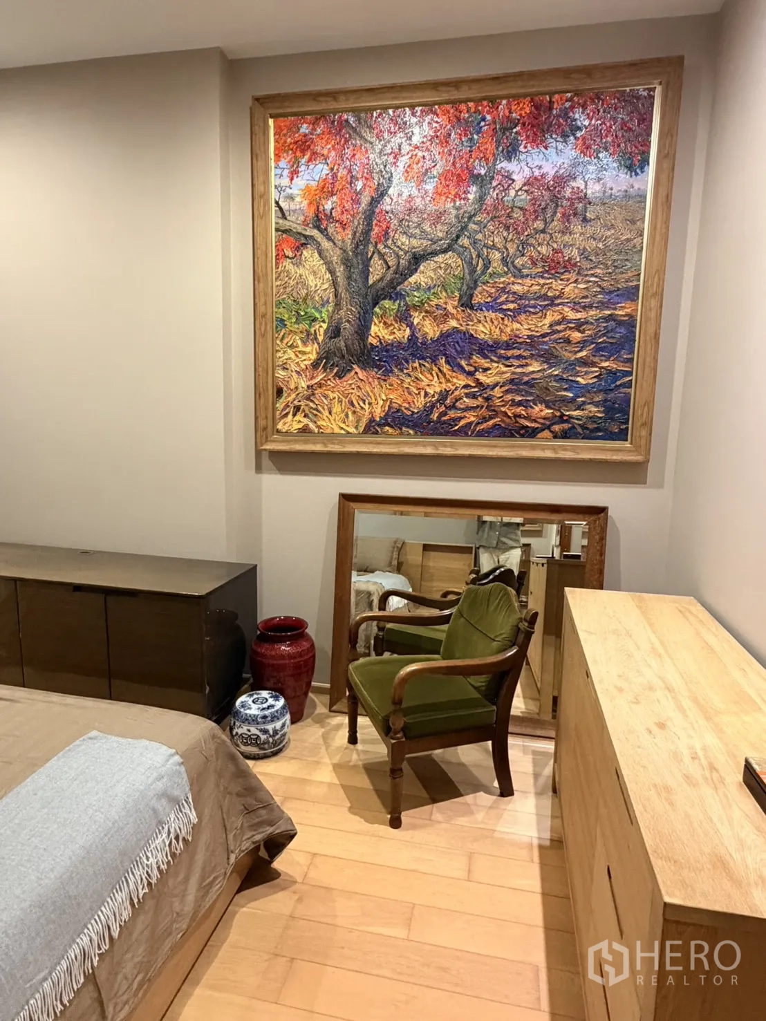 公寓 for rent in Watthana, Bangkok - 卧室一角有绿色扶手椅、斗柜、落地镜与彩色画作。