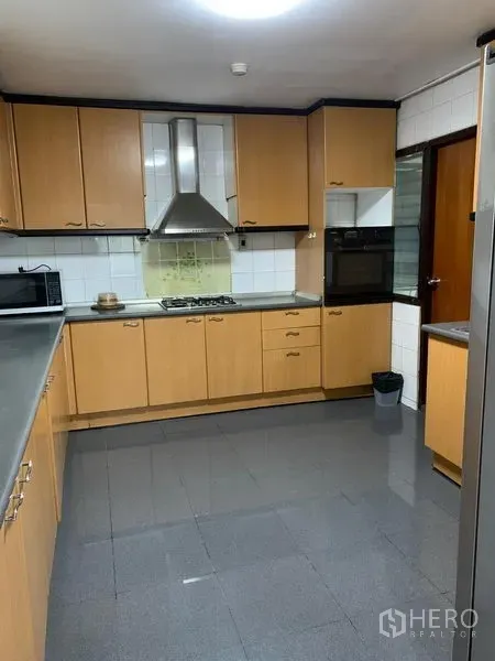 公寓 出租在Watthana, Bangkok - 封闭式厨房，浅木柜体、燃气灶、烤箱与不锈钢烟机，Liberty Park 1。