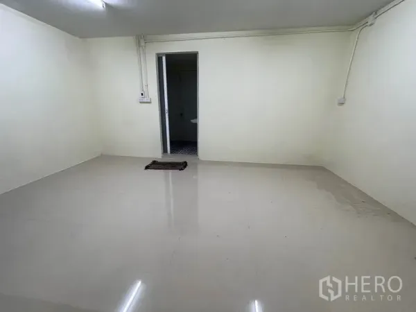 货栈 出租在Khlong Luang, Pathum Thani - 明亮办公室，亮面地砖，内接卫生间