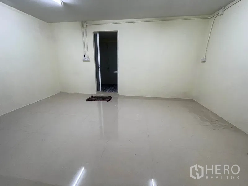 货栈 出租在Khlong Luang, Pathum Thani - 明亮办公室，亮面地砖，内接卫生间