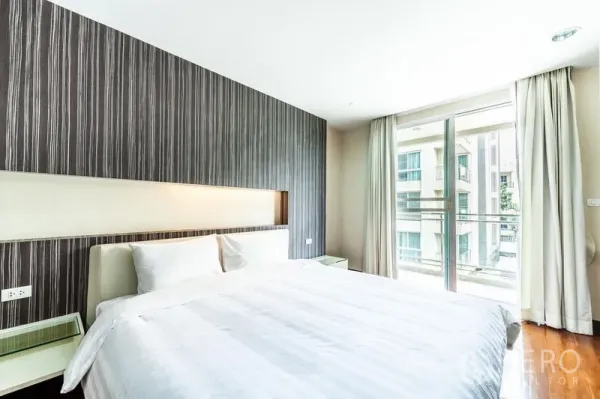 公寓 出租在Watthana, Bangkok - 卧室采光充足，双人床与推拉门通往阳台
