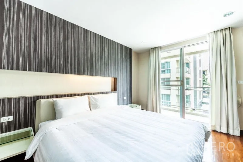 公寓 出租在Watthana, Bangkok - 卧室采光充足，双人床与推拉门通往阳台