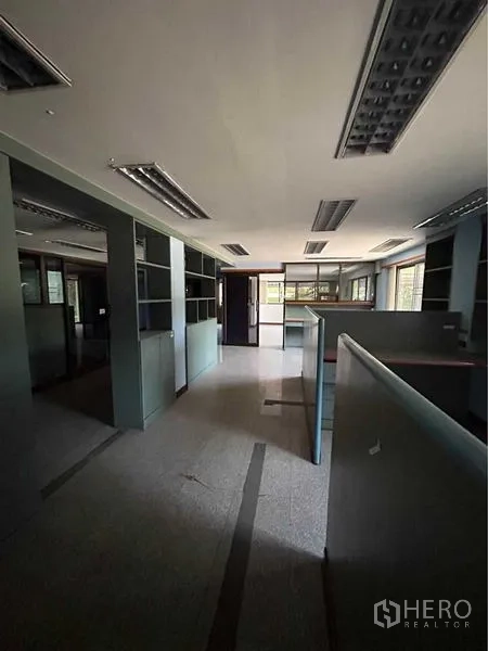货栈 出租在Sam Phran, Nakhon Pathom - 开放式办公区，隔间、荧光灯顶照与窗景。