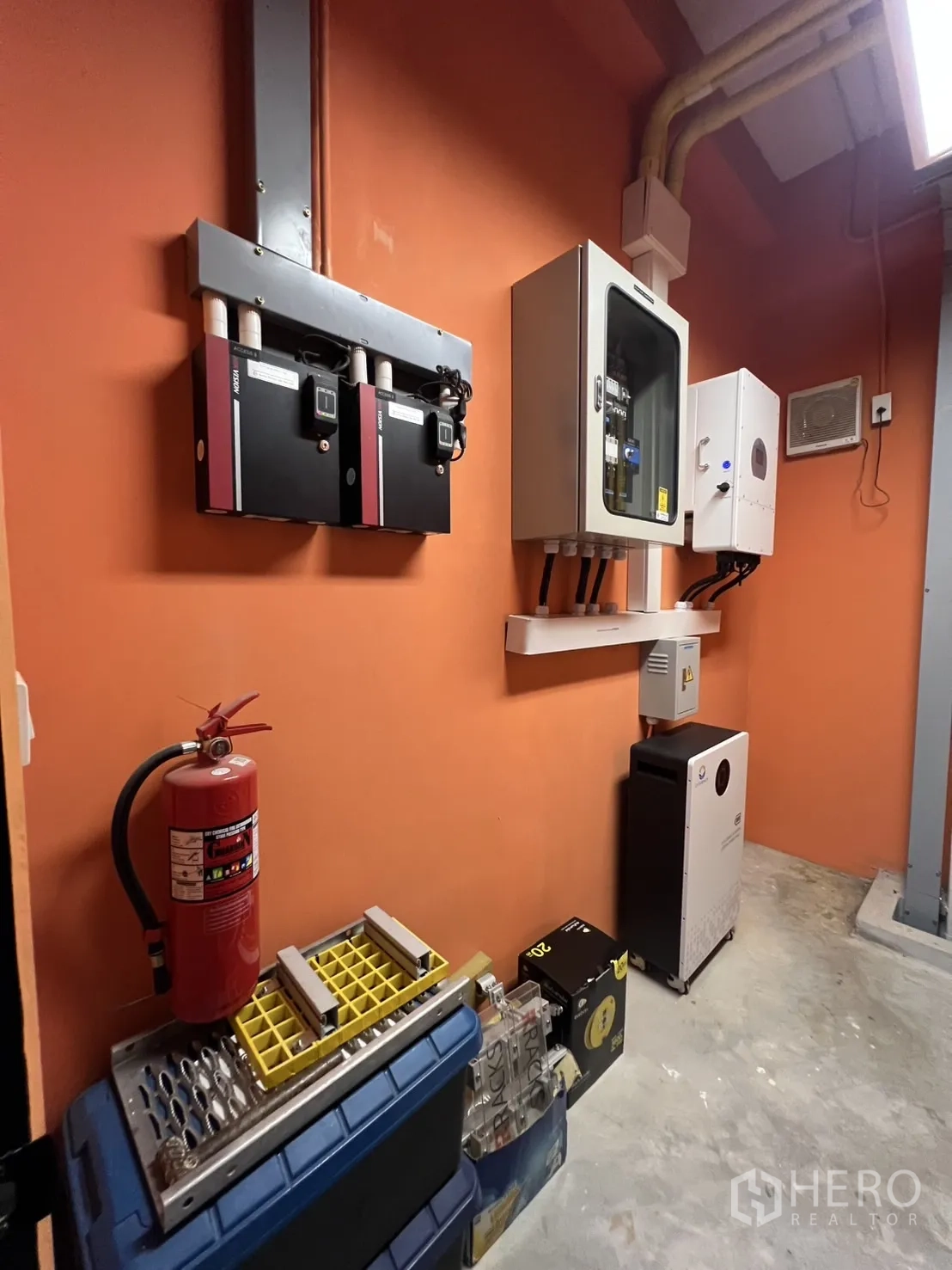 货栈 出售在Lat Krabang, Bangkok - 设备间，电控柜、橙色墙面与灭火器。