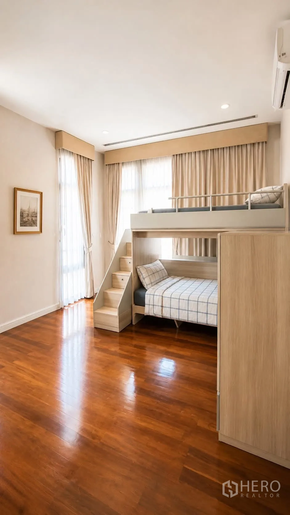 独栋房屋 for rent in Watthana, Bangkok - 采光良好的卧室，带上下铺与木地板。