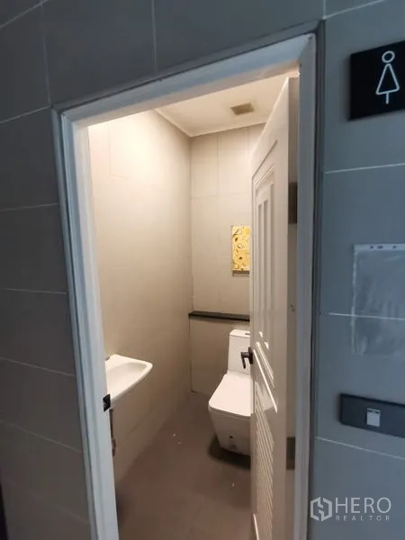 零售空间 出租在Bueng Kum, Bangkok - 干净卫生间，配坐便器、洗手盆与瓷砖墙