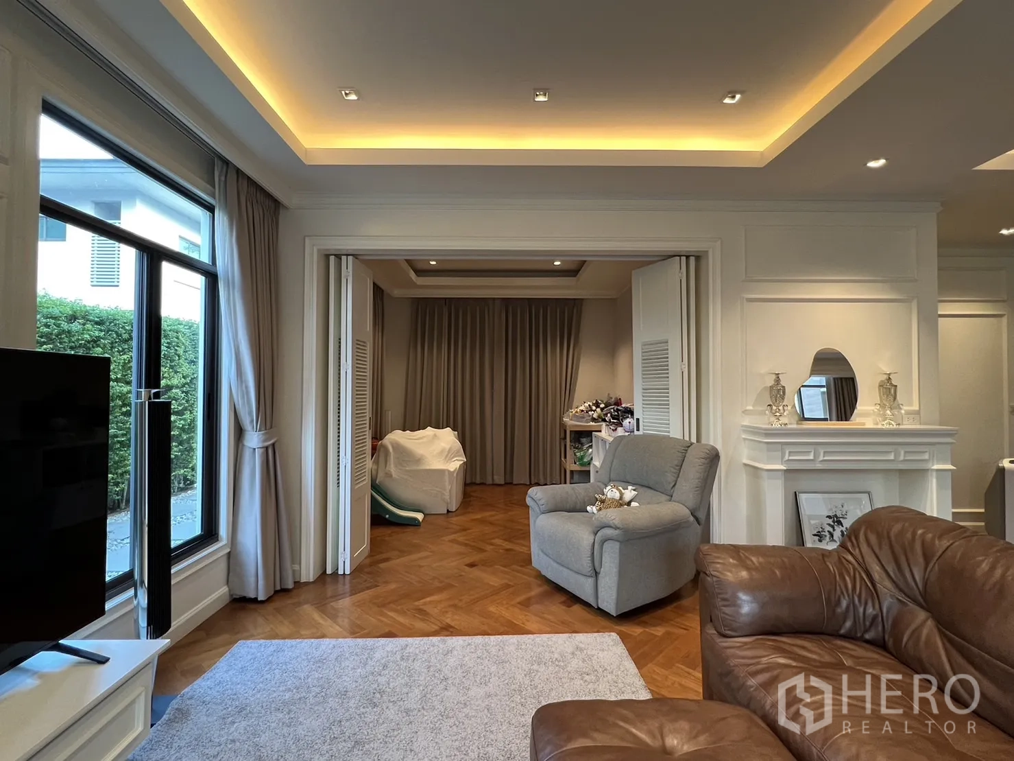 บ้าน ให้เช่าในSuan Luang, Bangkok - ห้องนั่งเล่นพร้อมประตูพับเปิดสู่ห้องอเนกประสงค์