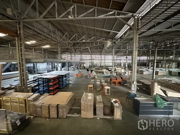 Warehouse for rent in Yan Nawa, Bangkok - Wide industrial hall with high ceiling, skylights and multiple workstations and racks.