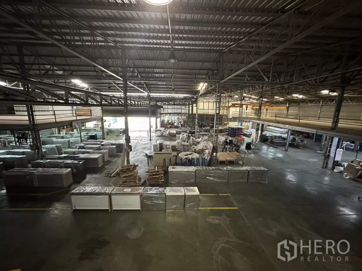 Warehouse for rent in Yan Nawa, Bangkok - Main floor overview with palletized goods and a bright loading entry.